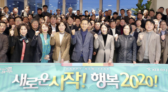 KEB하나은행 1일 서울 을지로 스마트워크센터에서 지성규 행장(가운데)이 사진 촬영을 하고 있다.   KEB하나은행 제공